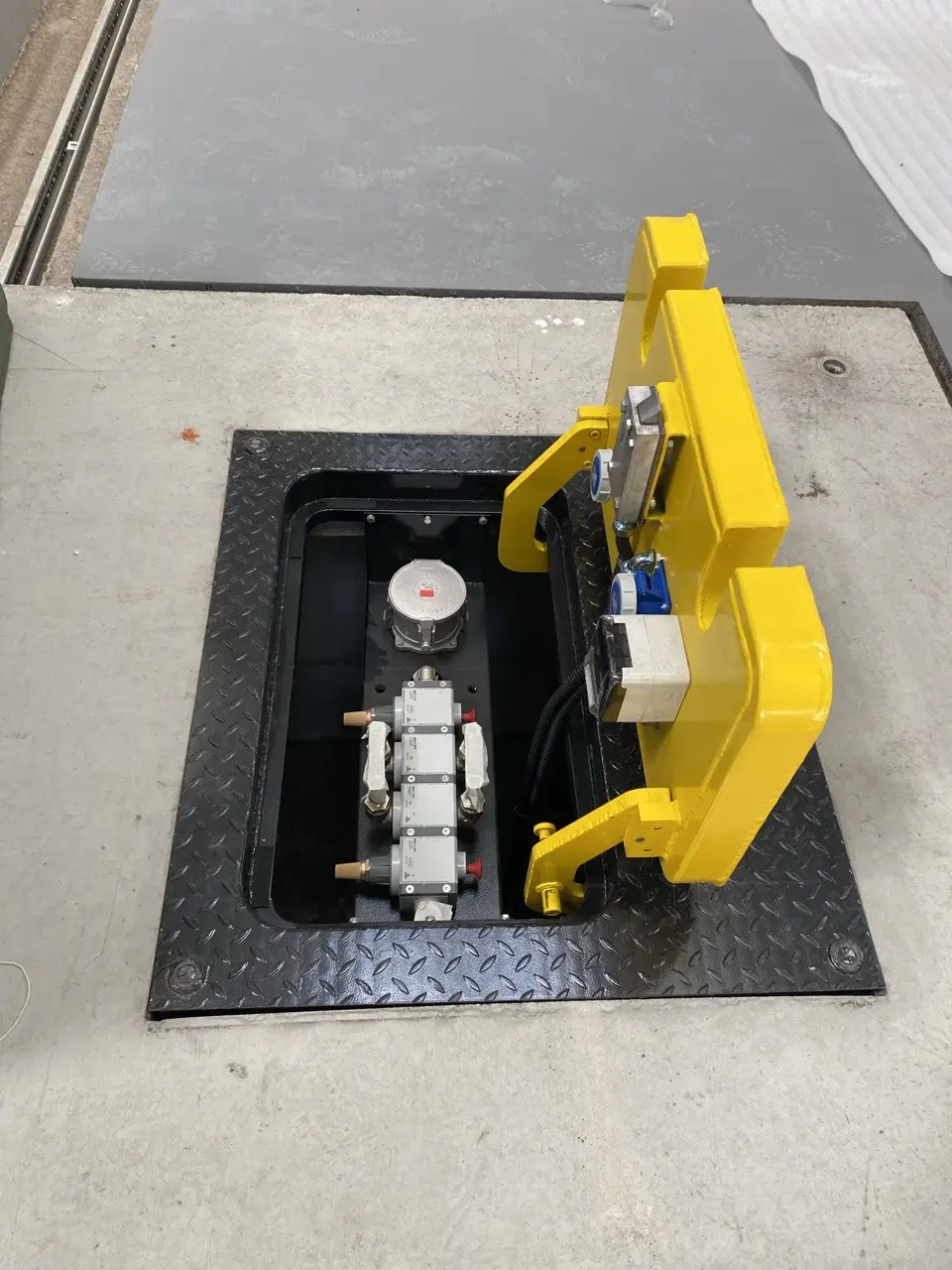 Изготовление и монтаж подьемных распределительных установок для обслуживания летательных аппаратов