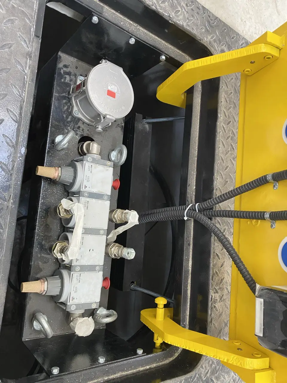 Изготовление и монтаж подьемных распределительных установок для обслуживания летательных аппаратов